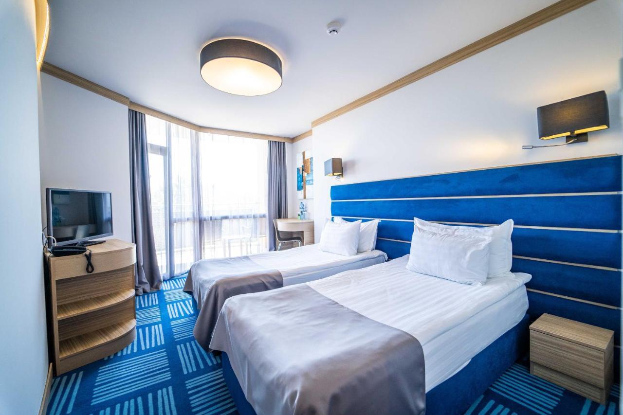 Hvd Viva Club Ultra All Inclusive - Private Beach & Free Parking Golden Sands Bagian luar foto
