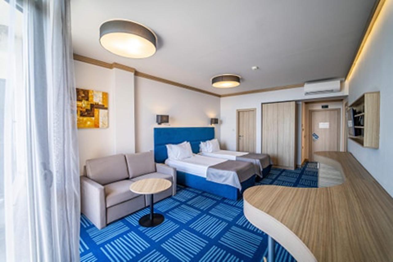 Hvd Viva Club Ultra All Inclusive - Private Beach & Free Parking Golden Sands Bagian luar foto