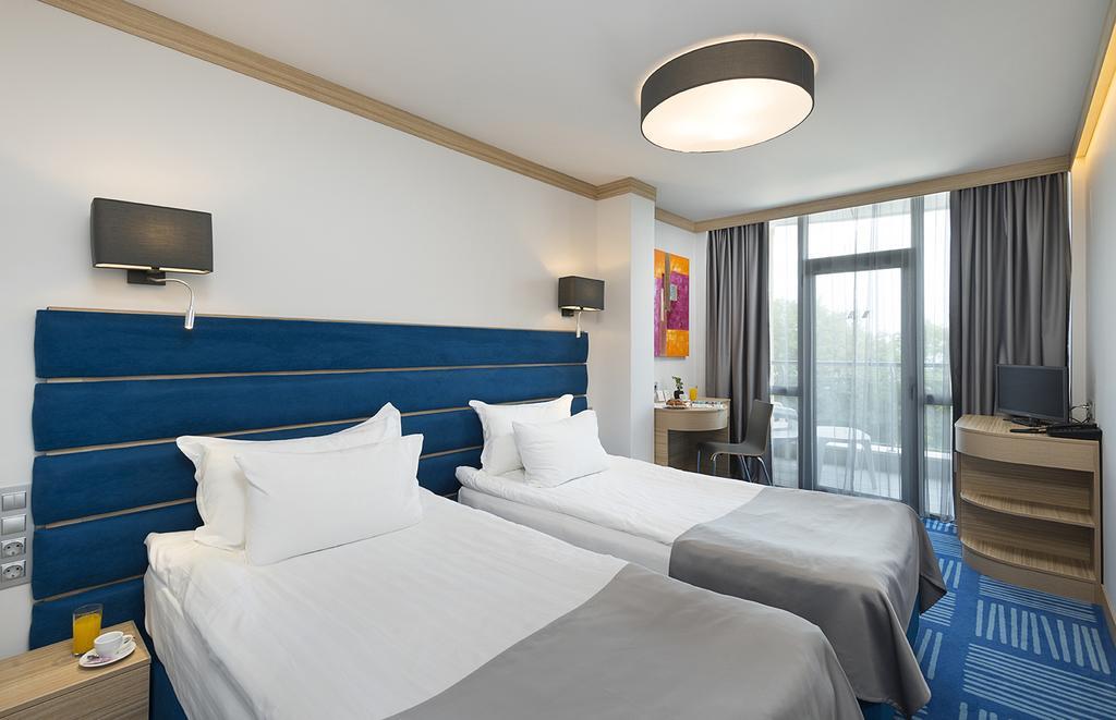 Hvd Viva Club Ultra All Inclusive - Private Beach & Free Parking Golden Sands Bagian luar foto