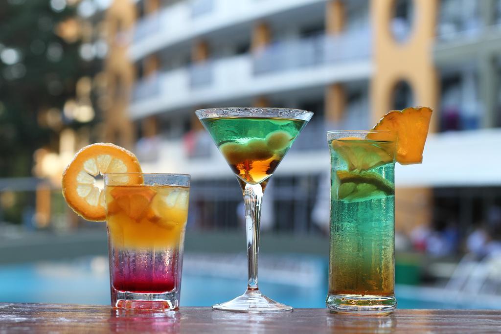 Hvd Viva Club Ultra All Inclusive - Private Beach & Free Parking Golden Sands Bagian luar foto
